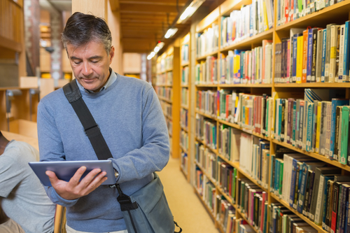 Academic carries out research on iPad in public library